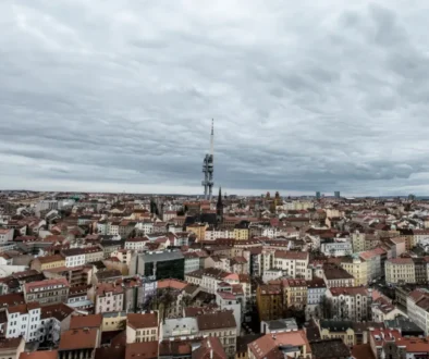 Panorama Prahy s Žižkovskou věží uprostřed