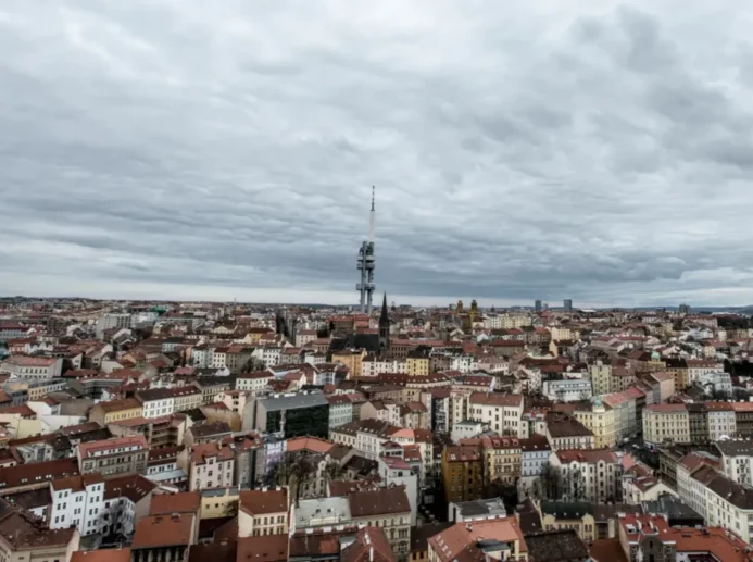 Panorama Prahy s Žižkovskou věží uprostřed