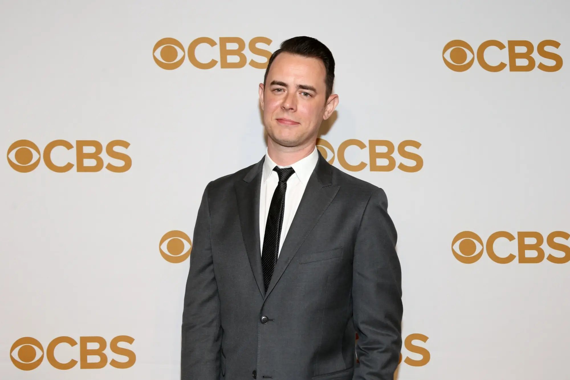 Colin Hanks na akci televize CBS