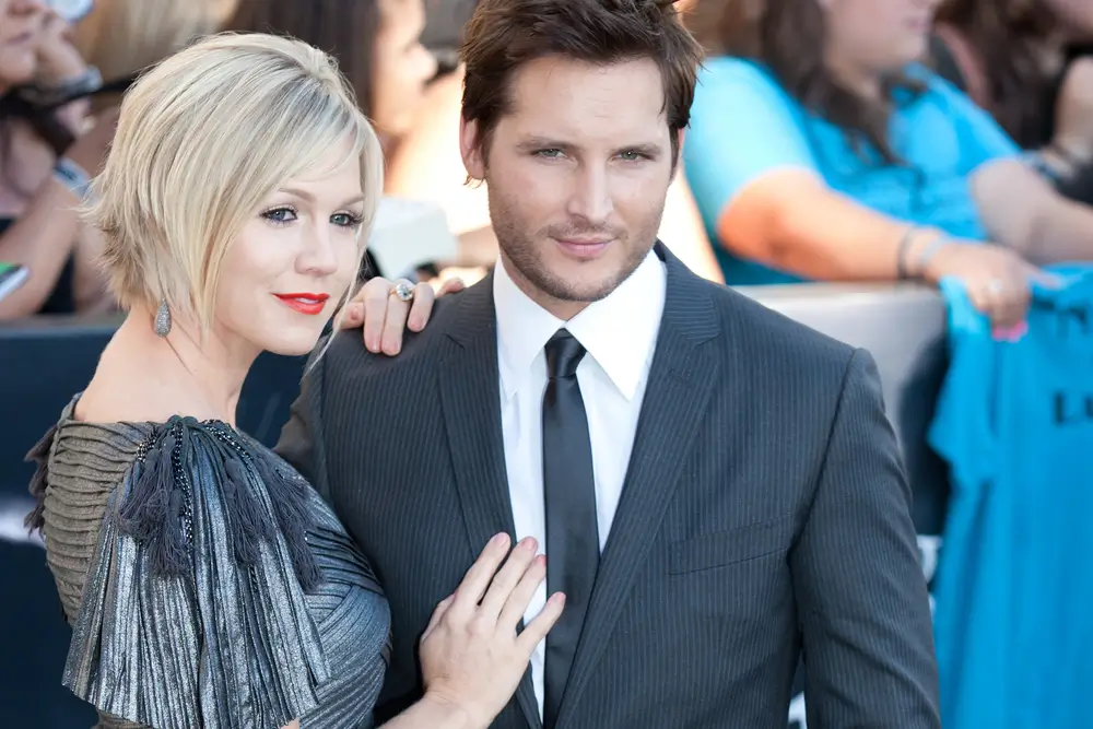 Vlevo herečka Jennie Garth, vpravo Peter Facinelli. 