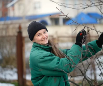 Žena zastřihávající větvičky stromku