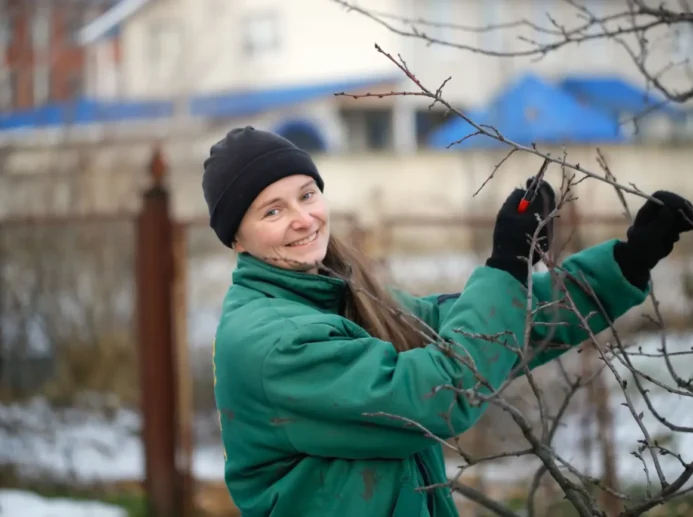 Žena zastřihávající větvičky stromku