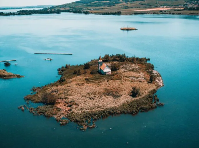 Kostel sv. Linharta na Novomlýnských nádržích u Pohořelic