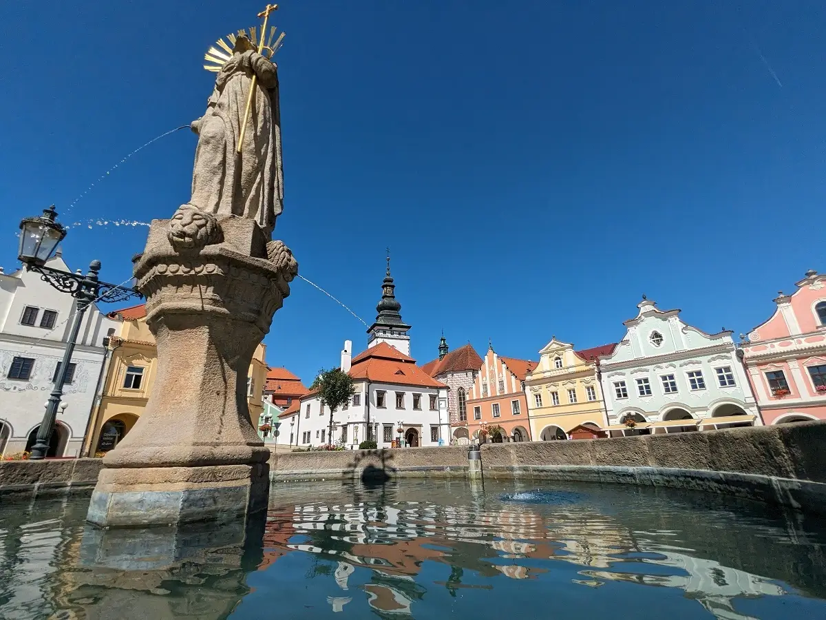 Náměstí v Pelhřimově, pohled na renesanční kašnu a měšťanské domy