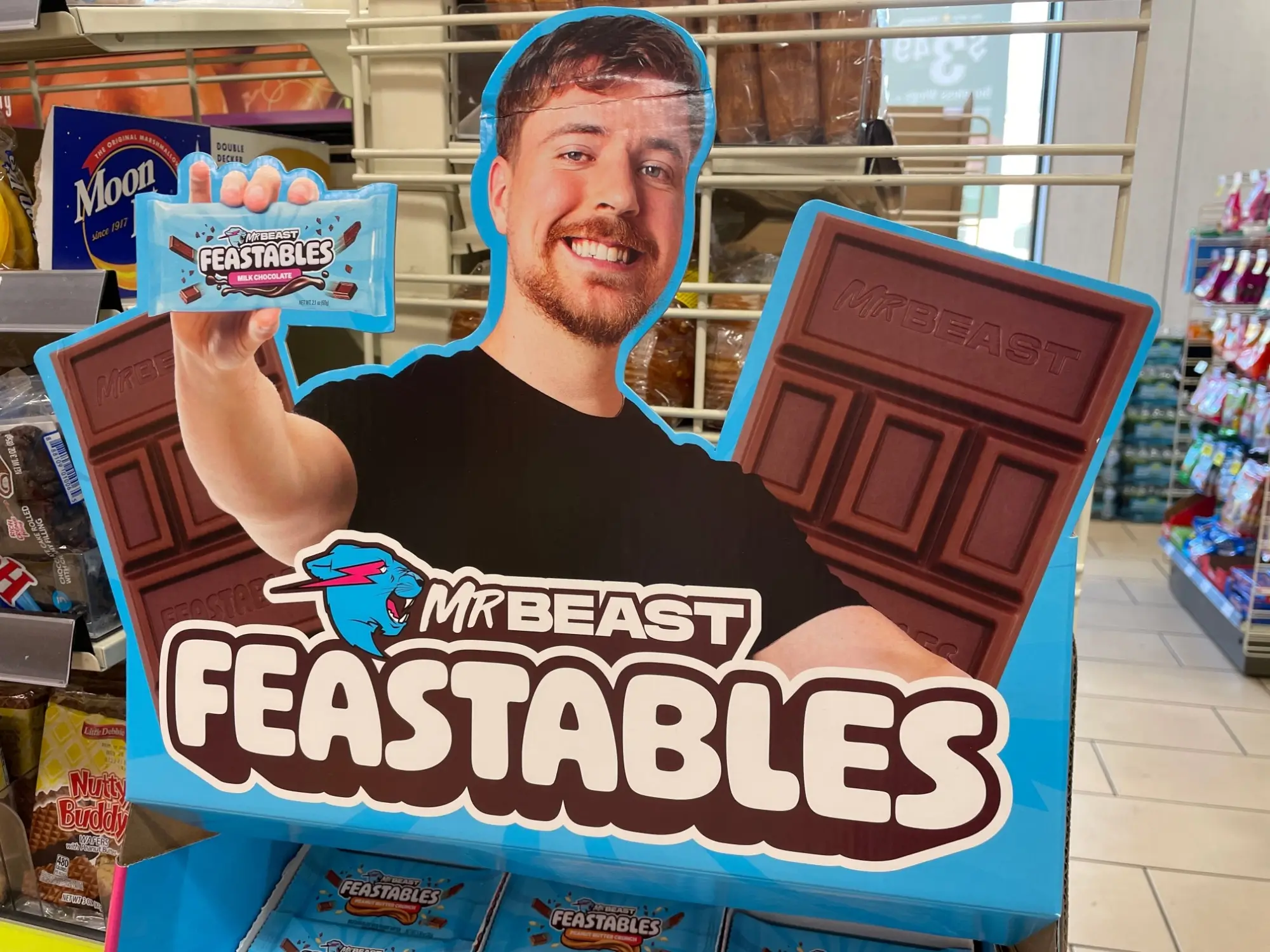 stojánek s čokoládami Feastables od youtubera Mr Beast