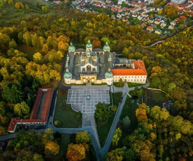 Pohled z dronu na jedinečné poutní místo Svatá Hora u Příbrami, kam vede 424 metrů schodů.