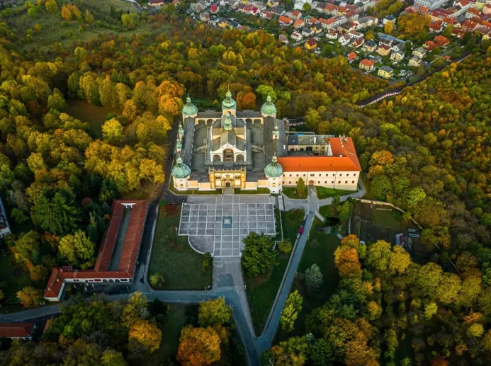 Pohled z dronu na jedinečné poutní místo Svatá Hora u Příbrami, kam vede 424 metrů schodů.