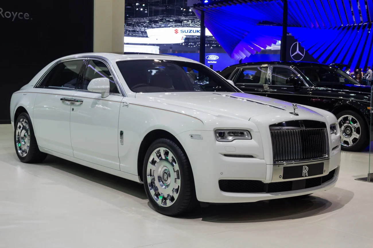 Bílý Rolls Royce na výstavě. 