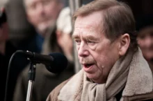 Mračící se Václav Havel.