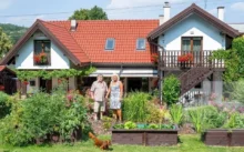 Roman Skamene stojí se svou manželkou před chalupou