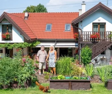 Roman Skamene stojí se svou manželkou před chalupou