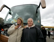 Jitka Kocurová a Bob Klepl u autobusu z filmu Účastníci zájezdu.