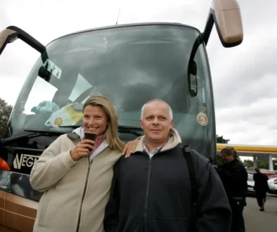 Jitka Kocurová a Bob Klepl u autobusu z filmu Účastníci zájezdu.