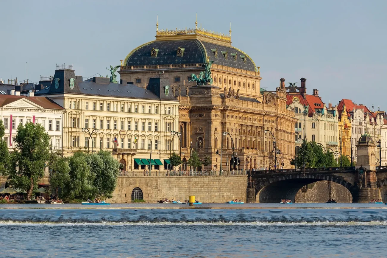 Pohled na Národní divadlo přes Vltavu. 