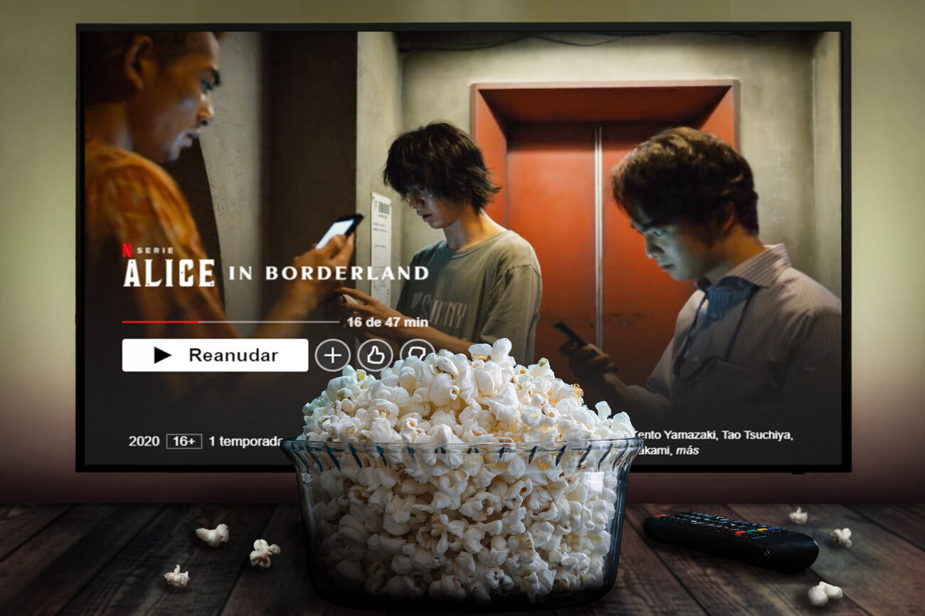 Televize na platformě Netflix a popcorn v popředí.