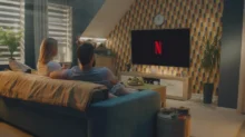 Pár zapnul televizi na Netflix.