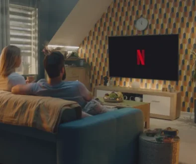 Pár zapnul televizi na Netflix.