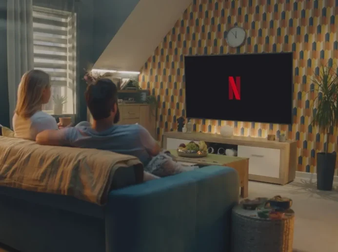 Pár zapnul televizi na Netflix.