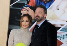 Jennifer Lopez v šatech a Ben Affleck v obleku.