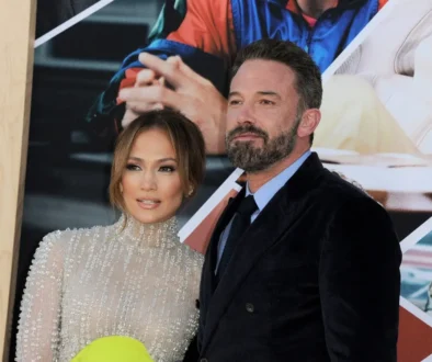 Jennifer Lopez v šatech a Ben Affleck v obleku.