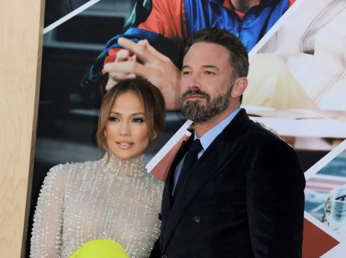 Jennifer Lopez v šatech a Ben Affleck v obleku.