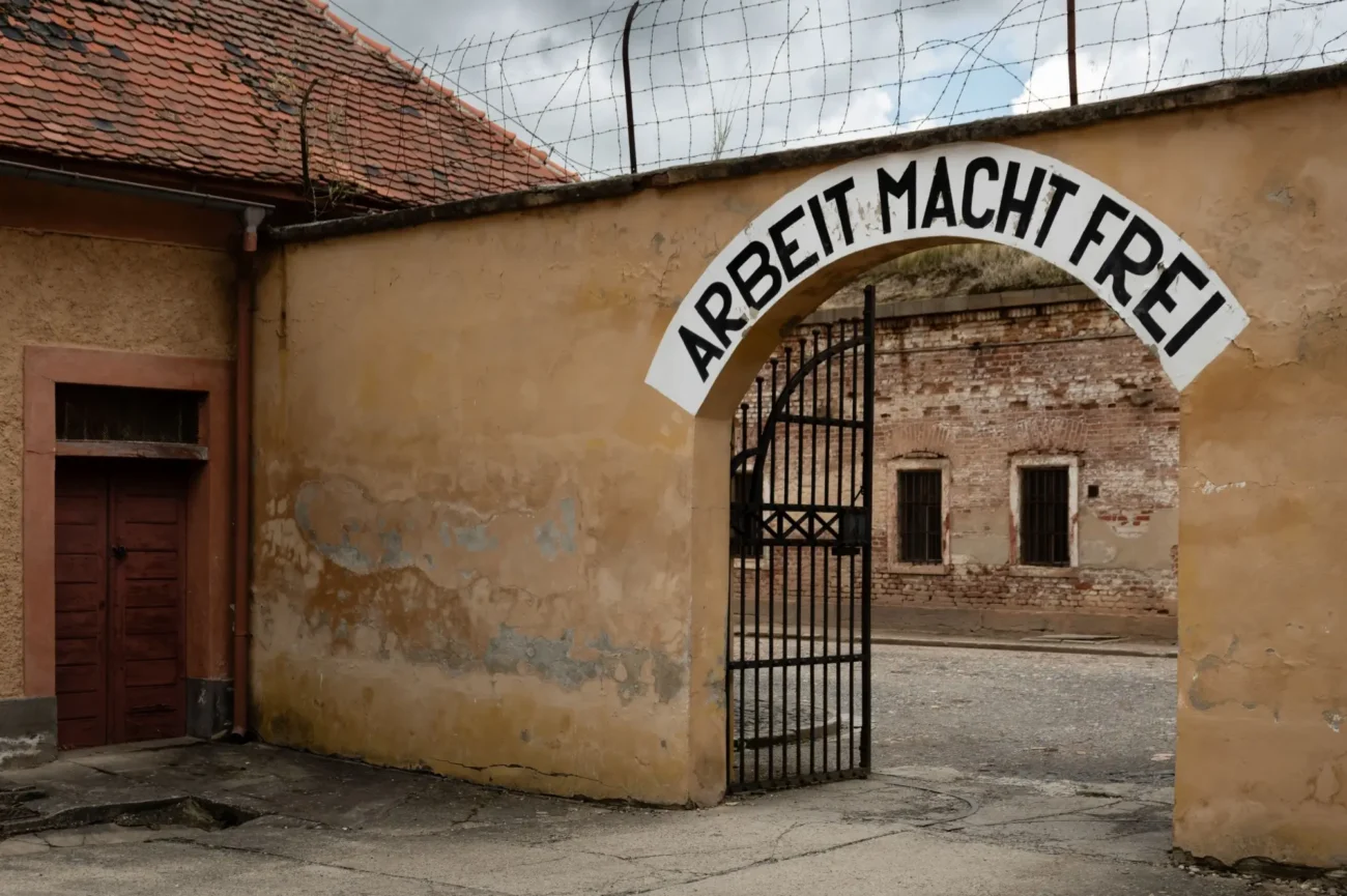 brána do koncentračního tábora s nápisem "arbeit macht frei"