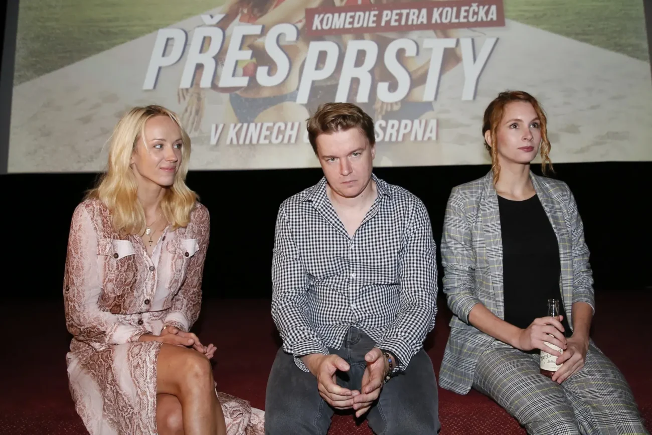 Petr Kolečko, Petra Hřebíčková a Denisa Nesvačilová na premiéře filmu Přes prsty.