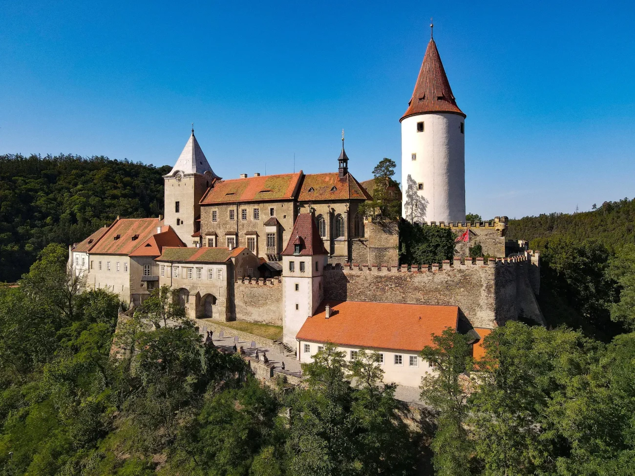 Historický hrad a okolní lesy.