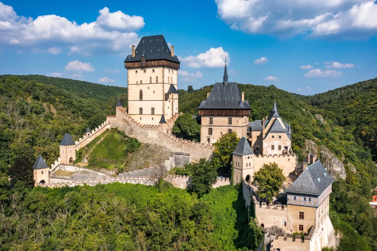 Hrad Karlštejn a zalesněné okolí.