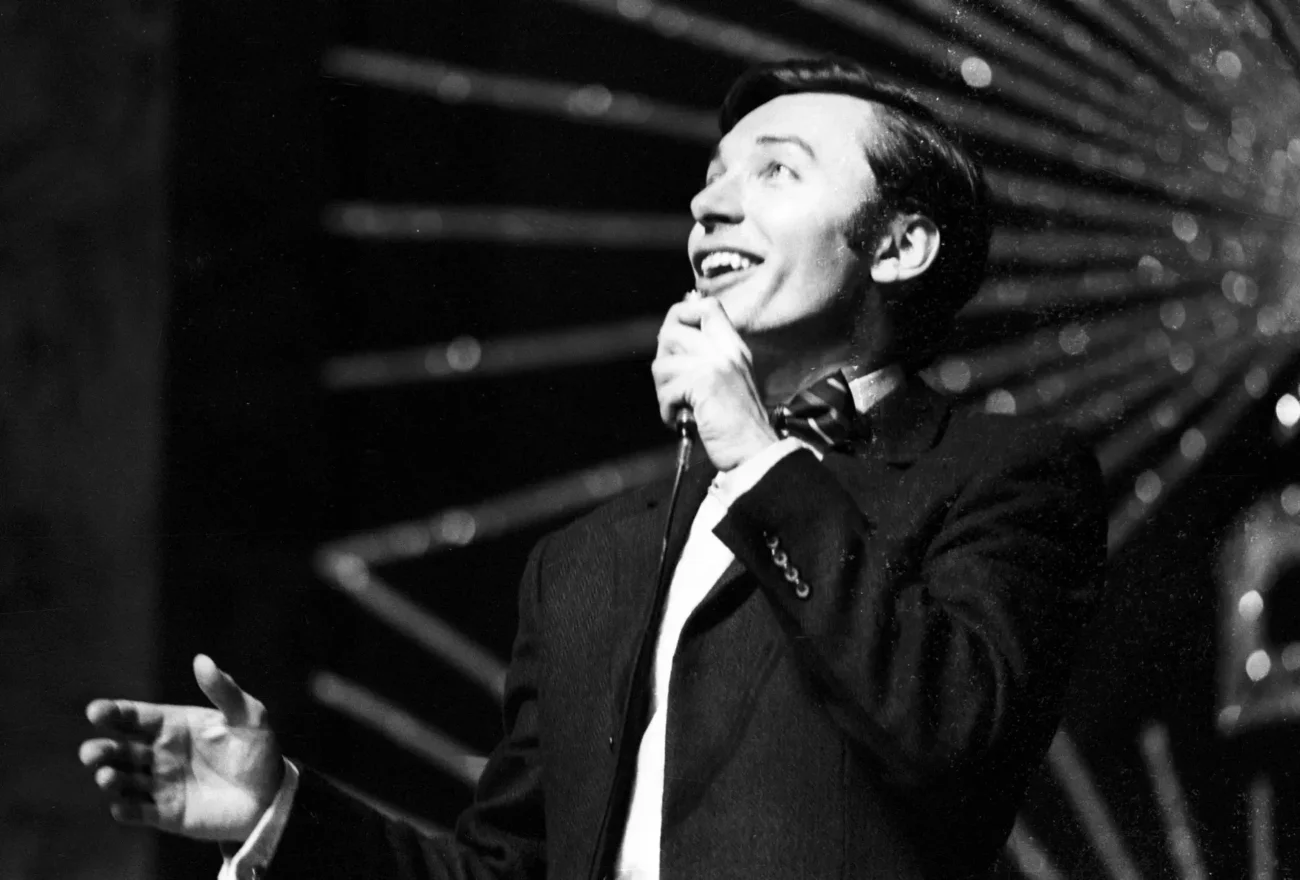 český zpěvák Karel Gott během vystoupení v soutěži Eurovision v roce 1968