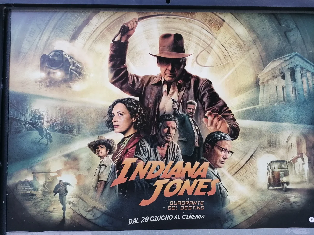 Filmový plakát, kde je hlavní hrdina a další filmové postavy.