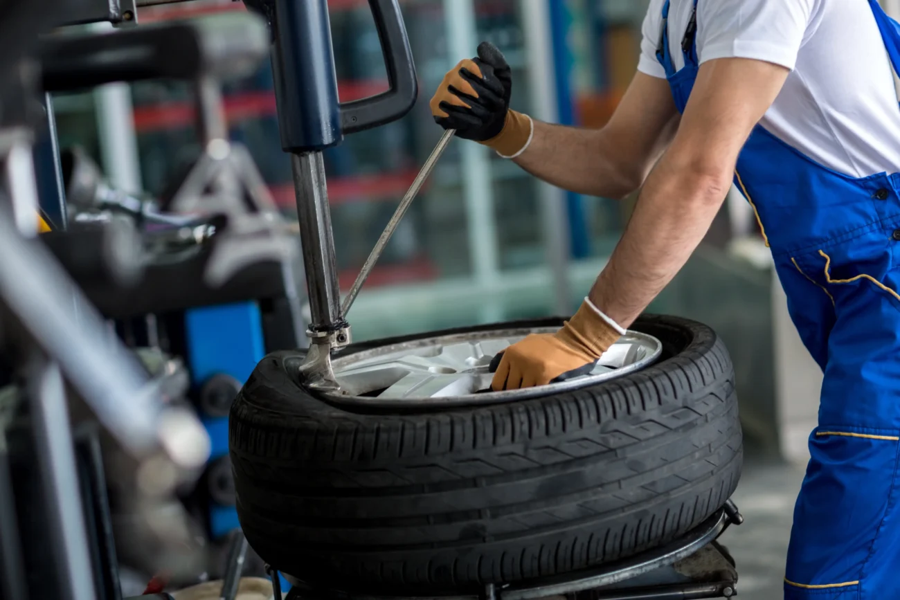 Automechanik opravuje auto.