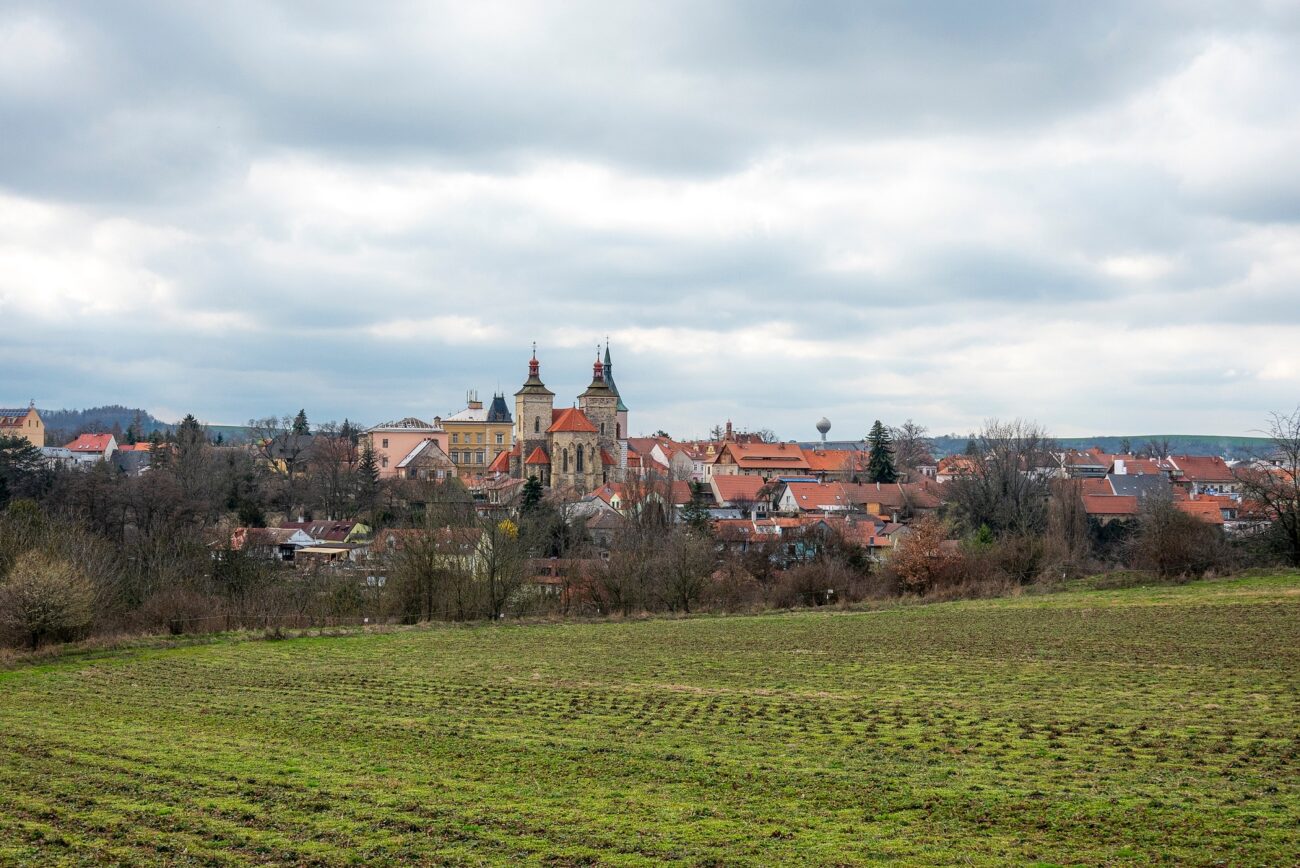 Pohled na město přes pole. 