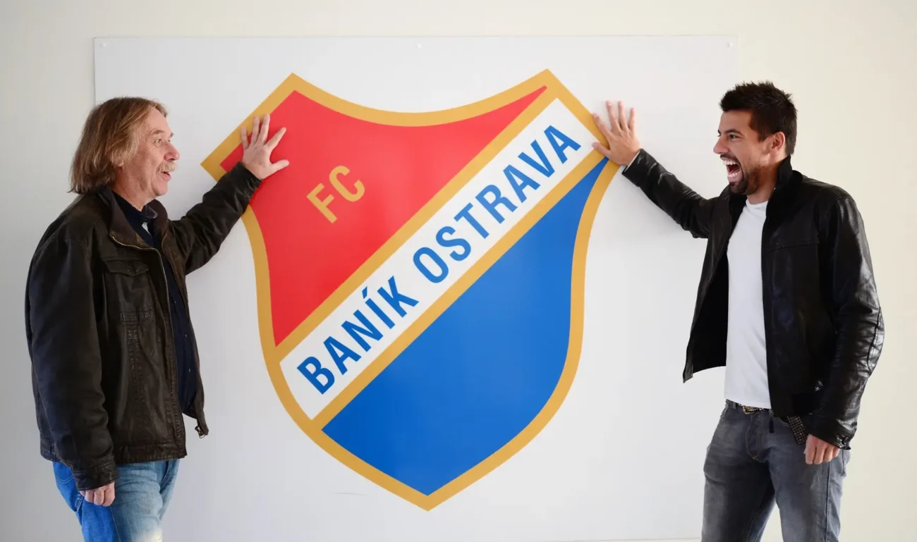 Jaromír Nohavica a Milan Baroš u loga FC Baník Ostrava.