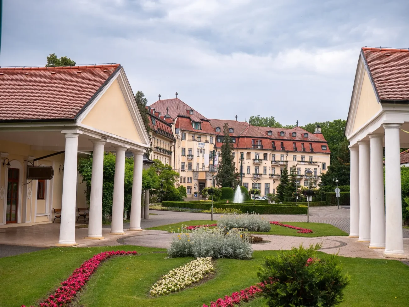 Lázeňské domy a květinová úprava před nimi. 