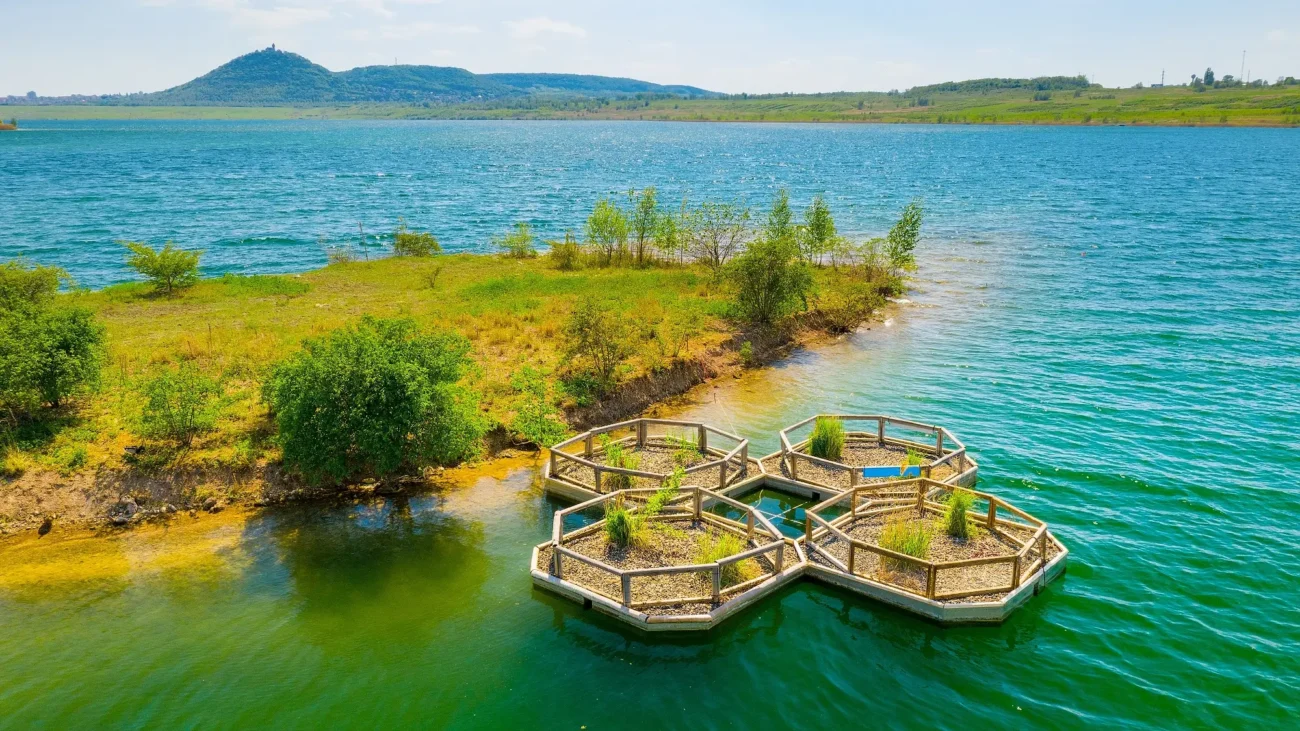 Pohled na jezero s průzračnou vodou.