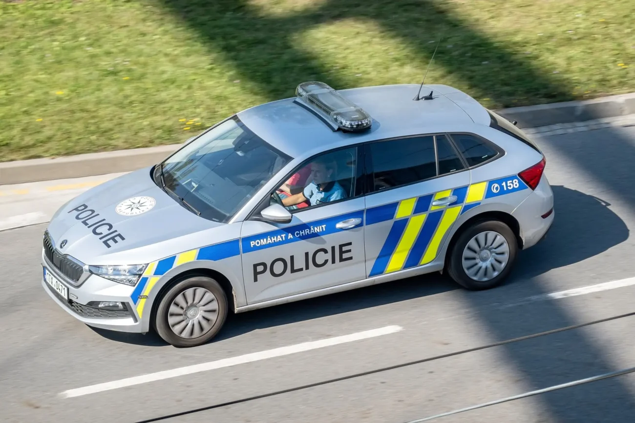 Policejní vůz z pohledu shora. 