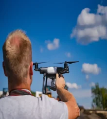 Muž vypouští dron do vzduchu.