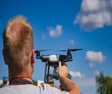 Muž vypouští dron do vzduchu.