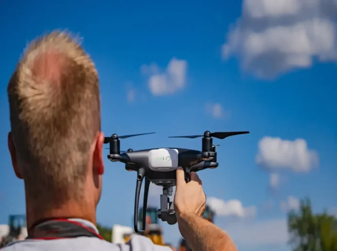 Muž vypouští dron do vzduchu.