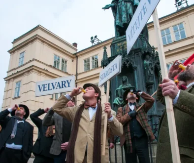 muži oslavují Velikonoce na náměstí