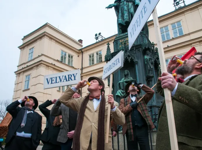 muži oslavují Velikonoce na náměstí