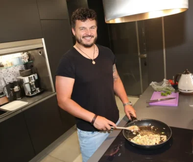 Roman Staša ve svém domě připravuje snídani