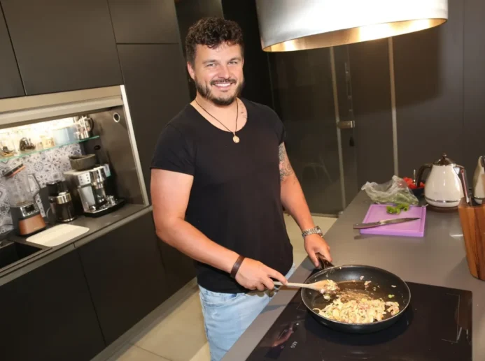 Roman Staša ve svém domě připravuje snídani