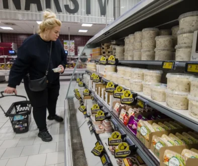 žena nakupuje v supermarketu