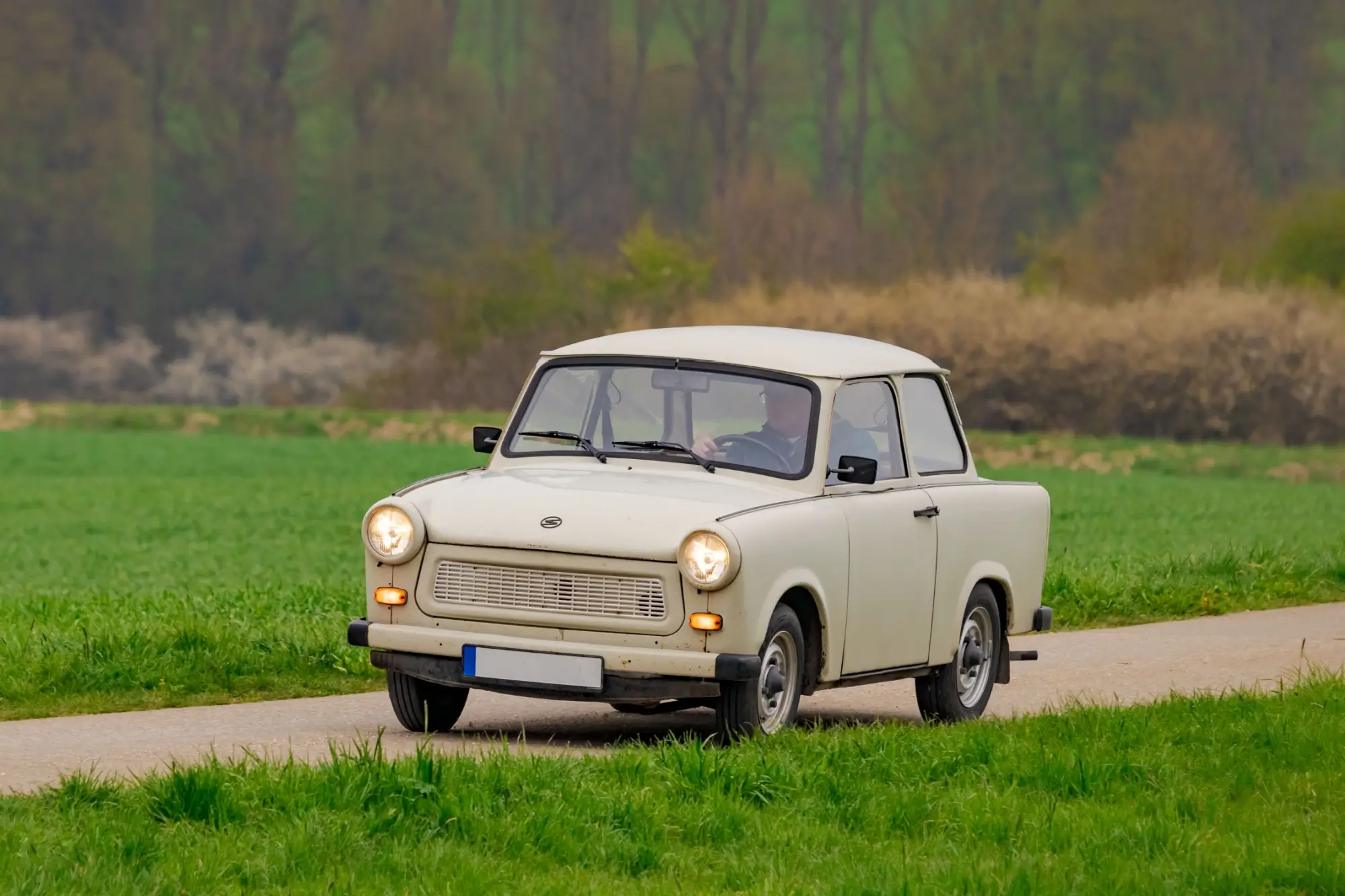 trabant jedoucí po silnici